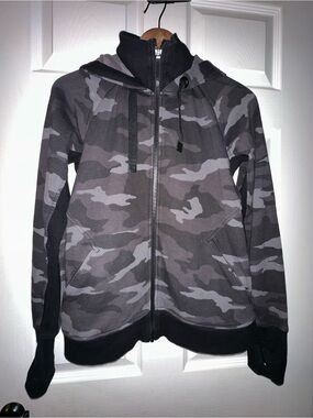 Athleta Triumph Printed Hoodie Black Grey Camouflage Pattern Size Small